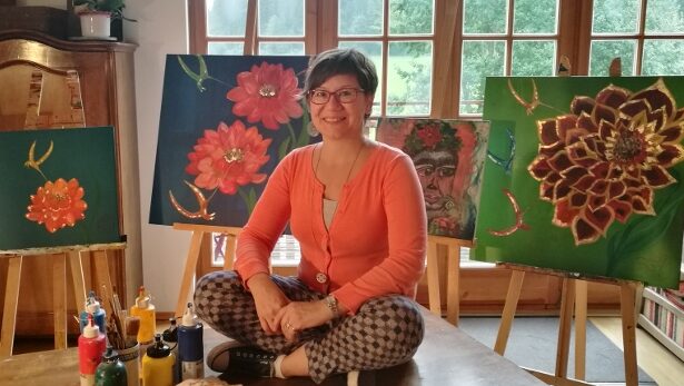 Barbara Ossberger vor ihren farbintensiven Werken – Ausdruck von Farbe, Tusche und künstlerischer Lebensfreude