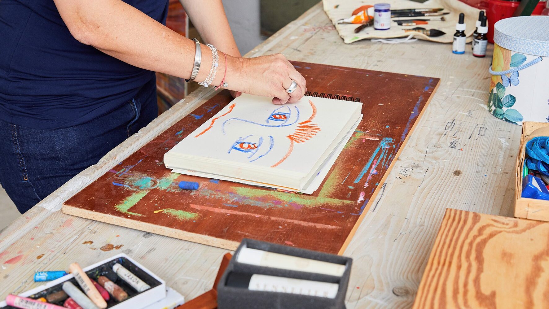 Barbara Ossberger arbeitet mit Pastellkreiden im Atelier – Einblick in Techniken und Materialien ihrer zeitgenössischen Kunst