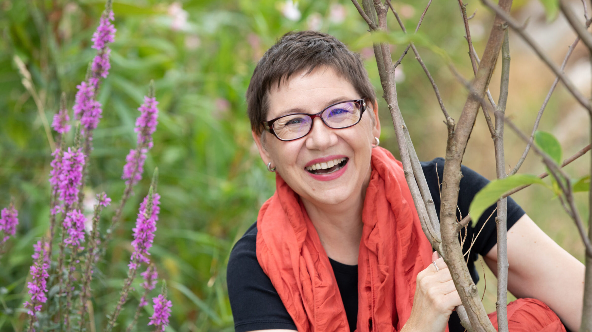 Barbara Ossberger in der Natur – Künstlerin und Gründerin von boART