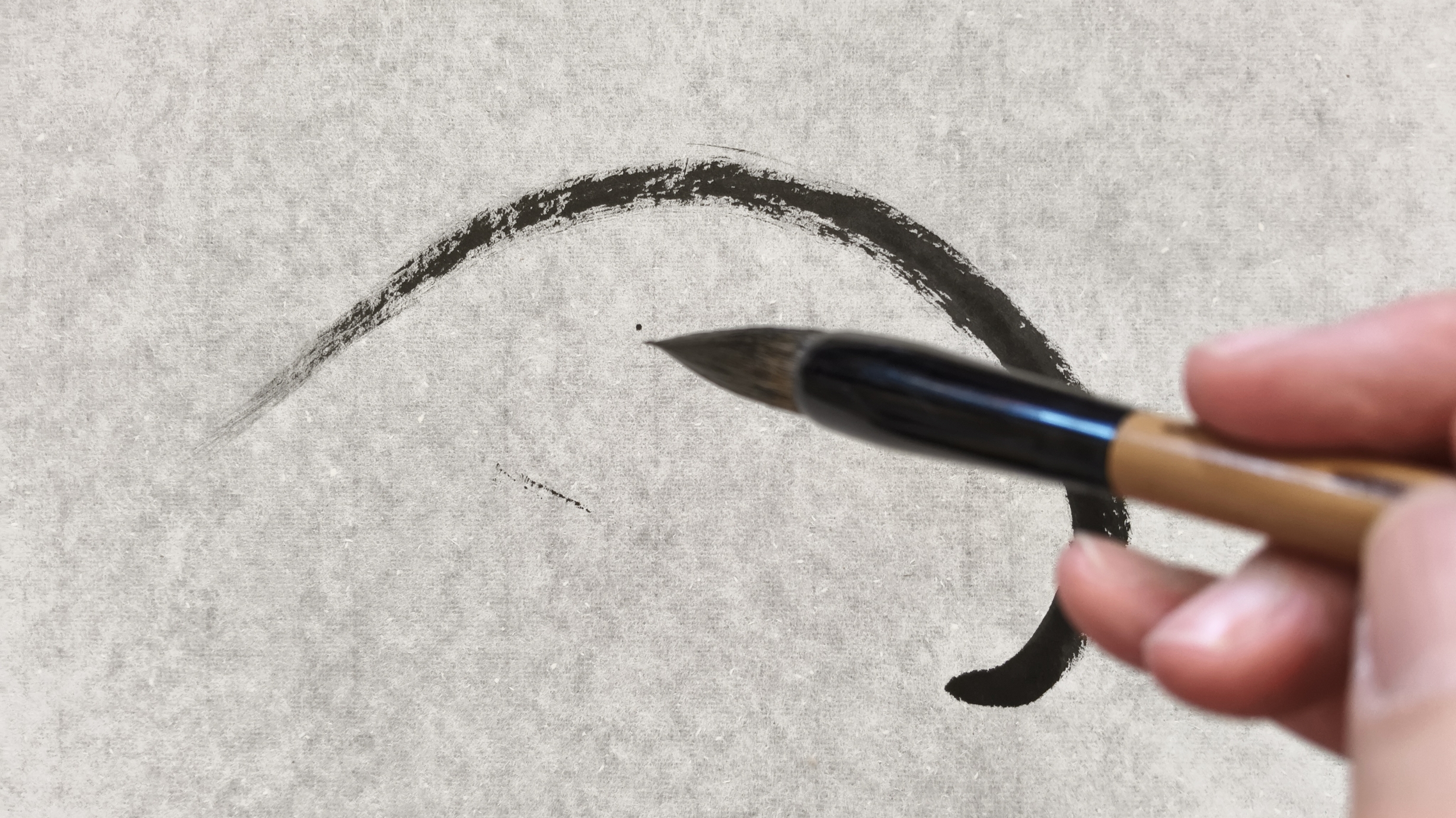 Pinsel und Tusche auf weißem Papier im Atelier – Einblick in den künstlerischen Prozess von Barbara Ossberger.