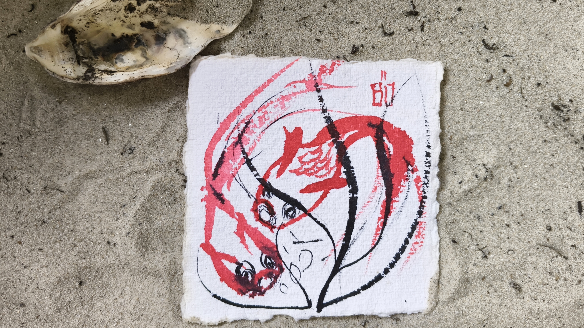 Tusche und rote Farbspuren im Sand am Meer mit Muschel und japanischer Kalligrafie von Barbara Ossberger