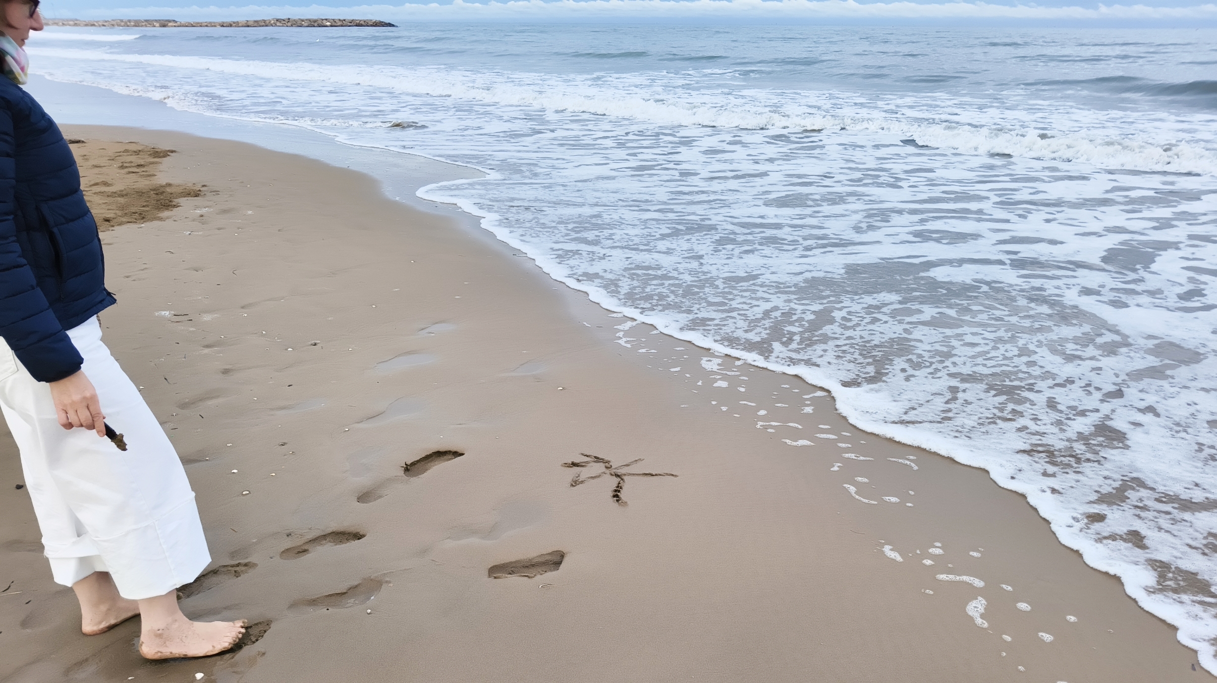 Kanji im Meeressand am Strand als Symbol für Vergänglichkeit und Mono no aware in der Kunst von Barbara Ossberger
