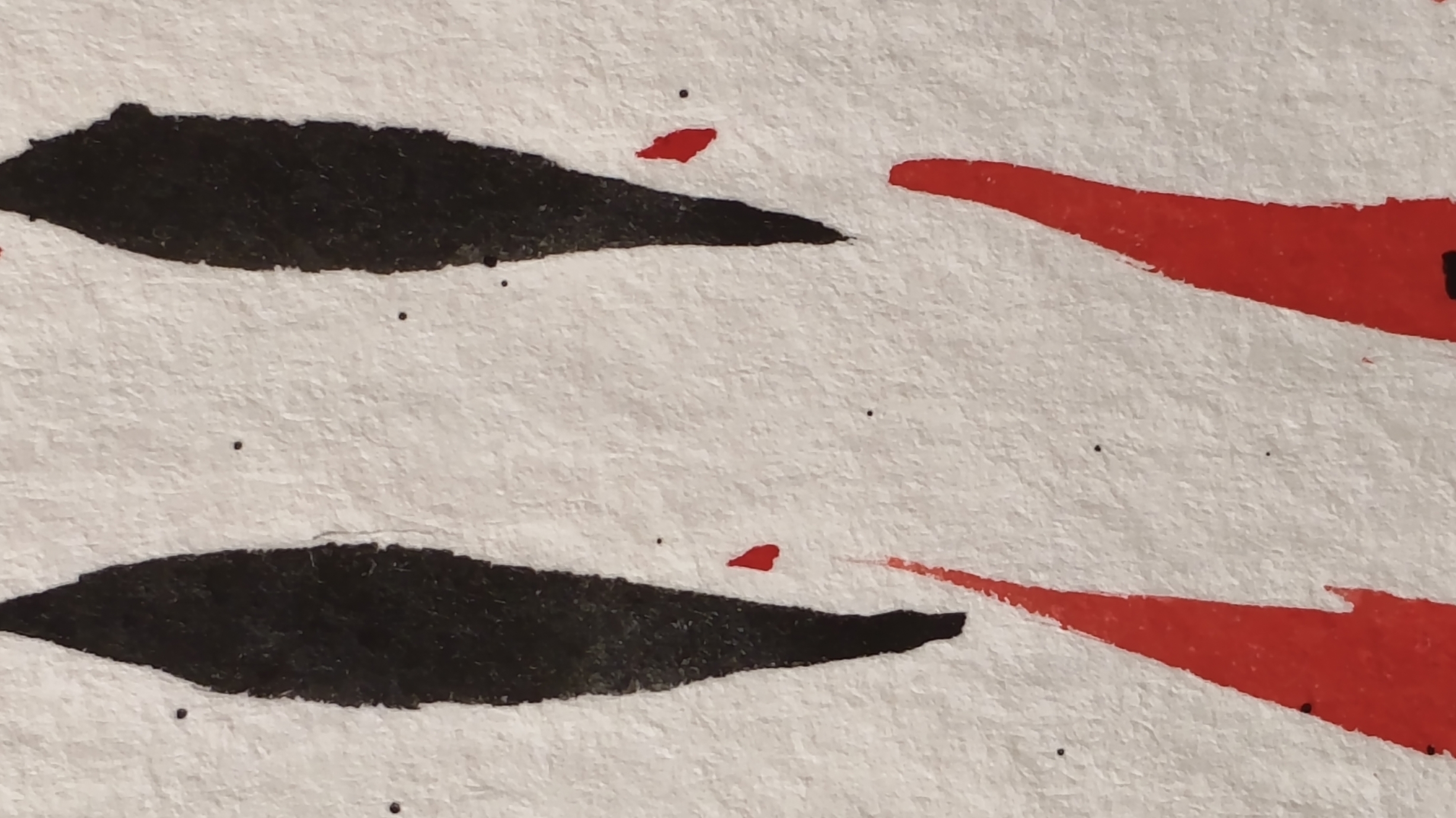 Detailausschnitt des Originalkunstwerks „nice to meet you“ mit schwarzen Bambusblättern in Tusche und roten Farbelementen – Kunst von Barbara Ossberger